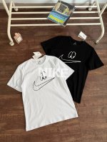 0126 出手就是王炸！一件难求木巨子已抢空 王嘉尔手绘的Nikebyyou单品！ 手绘大眼睛钩子男女同款短袖T桖 一直对王嘉尔设计的耐克单品心心念念， 这简约