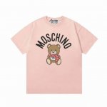 p100（隔天到） moschino 莫斯奇诺 2025新款 围巾熊字母Logo 男女同款 短袖T恤 ·定制300克100％双纱纯棉面料 ·定染32支双股螺纹