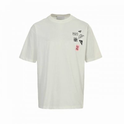 prada 普拉达 25Ss 多标印花短袖 采用进口田岛绣花机制作 辅料均开磨定制 正确配置 黑色2025普拉达正品包装 200克定制定染爽滑珠地 版型大 宽松
