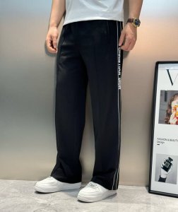 dio*R迪-奥2025Ss 春夏薄款裤 .超级无敌大爆款驾到 立体直筒裤 立体修身设计 打造出清爽利落的休闲风格 配以品牌经典织带设计 更添时尚风采 张弛有度