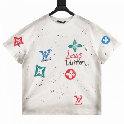Louisvuitton 路易威登 水洗破坏手绘圆领短袖T恤 标志性的品牌标识元素,以绚丽色彩渲染点缀夏季的青春穿着.又一款大刷存在感的精品T,再次重回大家视野