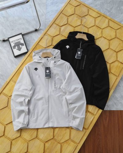 供 Descente-迪桑特Training训练运动健身防晒外套男士梭织上衣 Training系列经典Tough Woven面料制成的梭织夹克。面料触感细腻，柔