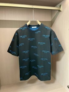 prad 25Ss 春夏新款T恤 爆款定制纯棉面料 采用立体烧花工艺 立体清晰可见 面料舒适质感 码数：M-3Xl