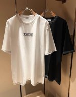 Dio*迪家 2025春夏新款男女同款短袖T恤，专柜同步发售！定制专属260克纯棉面料，定制原版工艺螺纹，胸前Logo图案压胶工艺设计！简约大方，从容百搭，档次