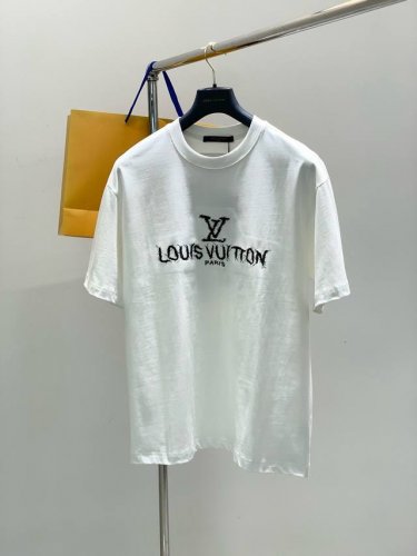 Louisvuitton 路易威登，2025夏季最新款，专柜同步有售，原单狠货，时尚休闲圆领短袖T恤，上身很有特点！吸睛而有亮点，进口原版面料，顶级刺绣工艺字母