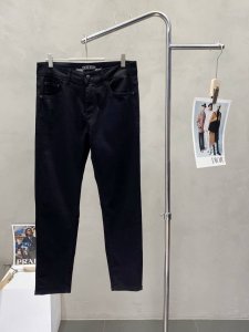 prada普拉达独家专供新款 休闲牛仔裤高端版本！专柜定制面料 透气舒适度高，细节无可挑剔，品牌元素设计理念，体现高品质。Logo图案，手感细腻柔软！呈现休闲裁