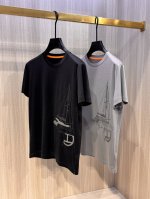 型号Hs026#，爱马家 2025春夏最新帆船贴皮绣男士圆领T恤衫，前身左侧极具创意的复古帆船图案，采用高端重工的激光贴皮 采用进口水洗小羊皮制作，很柔软很细腻