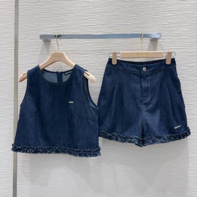 miu Mi* 2025Ss新款 高版出品~超时髦新款丹宁牛仔 酵洗个性色调上身又酷又飒爽 采用定制高品质斜纹棉质水洗牛仔面料，纹理细腻，棉感自然，既有筋骨感又