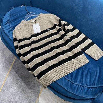 celin*新品上架 条纹针织上衣 定制Yb羊毛材质 质感肉眼可见 宽松Oversize版型上身纸片人 对身材包容性很好 实穿性很强 圆领搭配浅卡其撞黑色条纹设