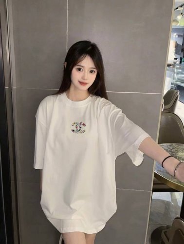 Chanel 香奈儿Coco涂鸦短袖半袖T恤 采用260G双纱100%新疆精梳纯棉面料 采用过肩拉条工艺，百洗不变形！ -采用高端印花，百洗不开裂！ 宽松版型，