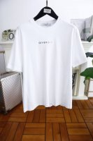纪梵希. 25夏季新品！经典宽松版男士短袖时尚圆领单品设计，更加时尚舒适，高标准定制，上身非常有型，胸前奢华定制Logo 图案 客供辅料，客供进口高档定制棉面料