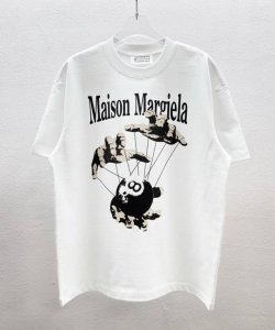 Madison Margiela马吉拉 新款圆领短袖T恤 手指舞拉丝效果 数码直喷印花字母Logo 艺术感十足 面料定制定染 300克重 100%纯棉 经典圆领