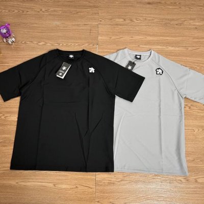 descente迪桑特插肩户外速干高弹冰感短袖 甄选品质 实拍可见 面料采用高品质涤纶户外速干面料 当季必备 版型超正 拒绝臃肿 面料质感非常棒 非常显高端 当