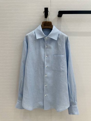 独家首发清透的天蓝色！高端品质25Ss早春新品！Lp老钱风亚麻衬衫，今年亚麻的热度越来越受欢迎！采用100%进口亚麻，上身清爽透气又舒适，演绎慵懒随性的高级单品