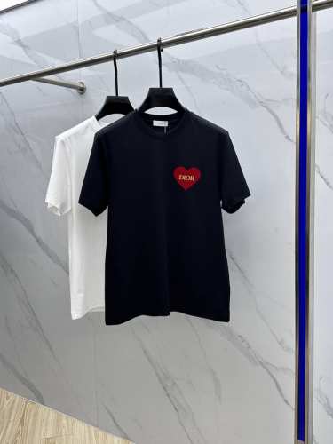 dior*迪奥 2025春夏新品上市时尚经典圆领短袖时尚单品设计，更加时尚舒适，高标准定制，上身非常有型，胸前品牌Logo 客供辅料，客供进口高档面料质感非常细