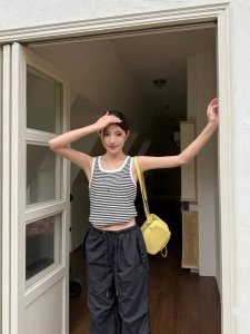 Ysl家 专柜款 胸口刺绣字母Logo图案无袖撞色针织条纹背心 三标齐全 码数S M L 现货发 M码胸围86衣长58