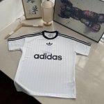 2025新款三叶草短袖 简约经典，运动风尚 阿迪达斯这款T恤，以纯粹之姿演绎运动时尚。纯净的色基底，搭配标志性的三叶草Logo与品牌名“Adidas” ，简约中