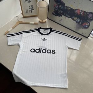 2025新款三叶草短袖 简约经典，运动风尚 阿迪达斯这款T恤，以纯粹之姿演绎运动时尚。纯净的色基底，搭配标志性的三叶草Logo与品牌名“Adidas” ，简约中