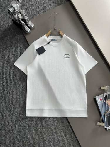 prada 普拉达 2025新款 下摆拼接 后背植绒字母Logo 男女同款 短袖T恤 定制260克100％双纱纯棉面料 进口田岛机刺绣工艺 定染32支双股螺纹