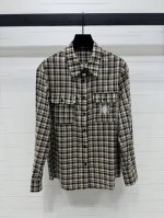 P300上新原单高端品质 Celin*2025早春最新系列！格子翻领长袖衬衫！定制进口纯棉材质 色调独特的气质感 上身调性十足 翻盖口袋巧妙融入品牌字母标识图案