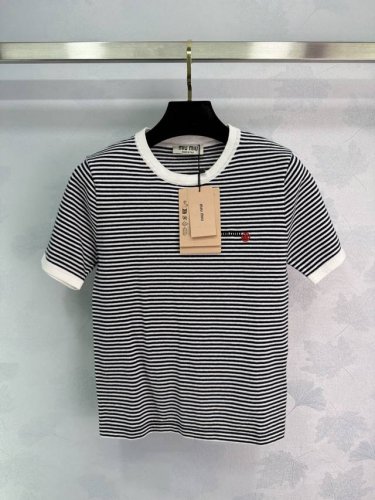 Miumi*2025新品上架 撞色条针织短袖 定制Yb羊毛纱线织造 质感高级舒适 圆领短袖剪裁 领口袖口以白色包边装饰 大身黑白细条纹交织胸前刺绣装点标志性字母