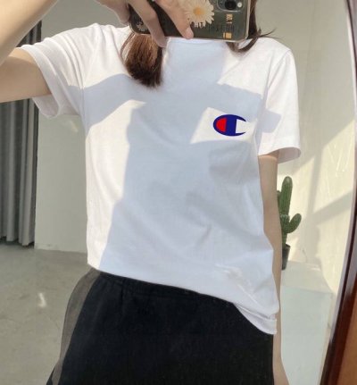 上新！Champion 冠军极简的设计转化为服装语言，就如这件基础短袖T恤，有着极其细腻的面料质感，平淡中无处不透入极简高级质感！ 简单、个性、品牌辨识度高，基