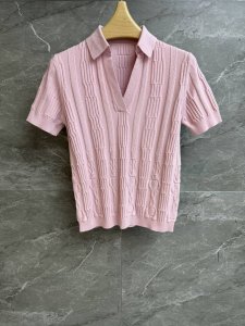 早春新款上新啦 H家针织短袖 2025春夏系列 经典Polo领领口 立体花纹提花图案 高级时髦 真丝棉质混纺针织面料 软糯舒适 弹力修身版型 上身显瘦又气质 商