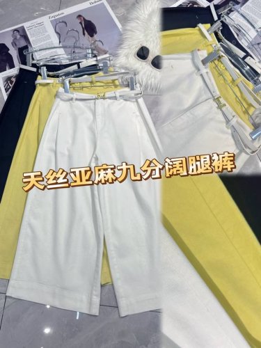 邂逅夏日清凉风尚 天丝亚麻九分阔腿裤！天丝与亚麻交织，透气亲肤，带来如沐清风的舒适感。利落九分长度，露出纤细脚踝，时髦又显腿长。阔腿版型，包容各种腿型，行走间尽