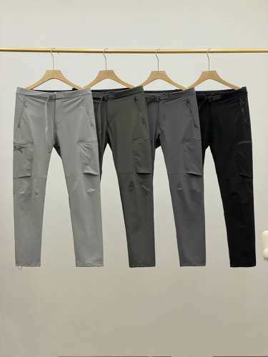 始祖鸟Arc'teryx 柜子同款软壳冲锋裤 裤子的版型线条感，全身多处拼接，更加能修饰腿型，松紧腰高弹力，上身舒适有型，科技面料版型做工都极好 采用科技型透气