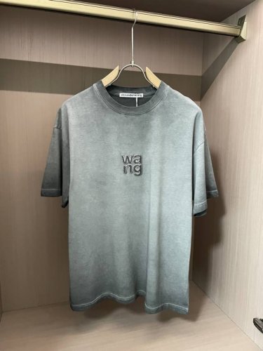亚历山大王 2025春夏款 官网同步 面料采用纯棉精梳棉面料 做旧处理 上身效果宽松休闲 宽松版型 日常衣橱必备单品 男女同款 3 尺码 S-Xl