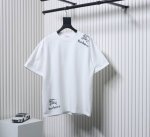 Burberry 巴宝莉 25Ss 肩膀下摆战马印花短袖 300克高克重精梳棉面料，手感柔软丝滑，上身亲肤透气，垂感佳。 肩膀以及下摆装饰不对称马术骑士印花 O