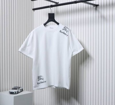 Burberry 巴宝莉 25Ss 肩膀下摆战马印花短袖 300克高克重精梳棉面料，手感柔软丝滑，上身亲肤透气，垂感佳。 肩膀以及下摆装饰不对称马术骑士印花 O