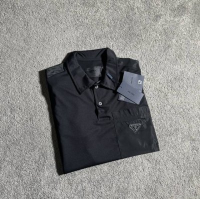 prada 255Ss 官方新款三角标口袋Polo衫T恤 定制丝光罗缎布 非纯棉面料 光滑细腻 舒适贴肤 标志性三角形徽标点缀胸前 彰显品牌的优雅与高贵 精致的