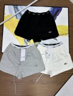 夏日必备短裤Alo女士短裤夏季休闲运动款 腰部的假两件字母弹力腰设计好有Feel版型是那种A字型的 版型超级好看 长度足够 跑步坐下也不容易漏 松紧腰带 烫钻L