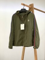 P330 Moncler 蒙口 休闲夹克外套。面料采用Micro Chic面料还往往具有良好的弹性和耐磨性，这意味着Claut挡风夹克不仅穿着舒适，而且耐用度高