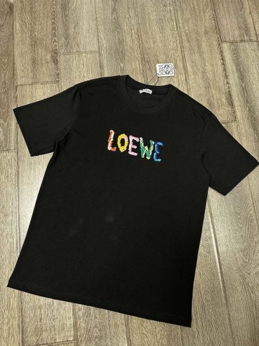 Loewe :短袖T恤 工艺：绣花 颜色：黑色 白色 码数：S~Xl 面料：精梳紧密棉盖棉280G 柔顺手感，做工细致。男女同款宽松版型！