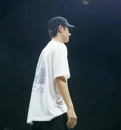 上新！ 始祖鸟palace联名3M反光情侣款短袖T！宽松版型！王一博等众明星同款！ 采用顶级230克凯迪纯棉面料！无敌质感！ 高端面料无任何缺点！ 胸前 袖摆