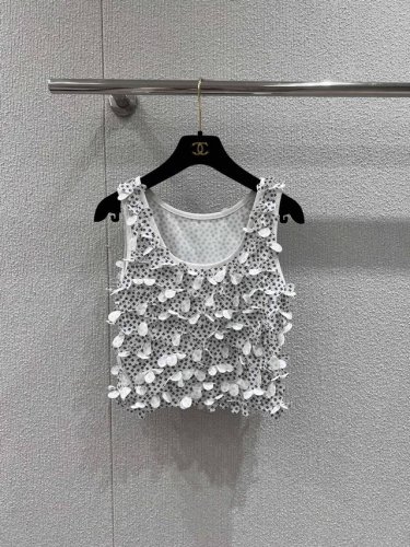 Chane* 25Ss早春新款 重工花朵背心丨独家高版出品 手工花朵背心 通体黑白两色可选 满铺点缀双C字母徽标 配合立体花瓣状造型 满满香家贵气华丽风格 胸口