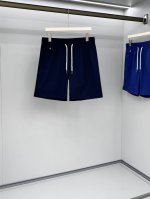 kito2025春夏新品短裤，以经典色调彰显低调奢华。松紧腰头搭配抽绳设计，兼顾舒适与时尚，可随心调节。利落的版型，修饰腿部线条，简约又大气。精致的品牌标识Lo