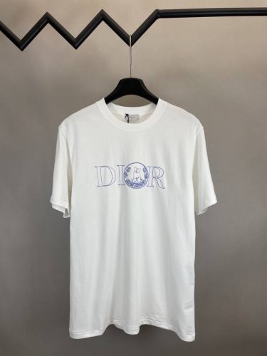 Dior 迪奥2025SS联名Hyltonnel刺绣猫短袖T恤 采用蓝色棉质平纹针织面料精心制作 经典廓形搭配罗纹圆领 胸前饰以刺绣提升格调 面料质地细腻、柔软