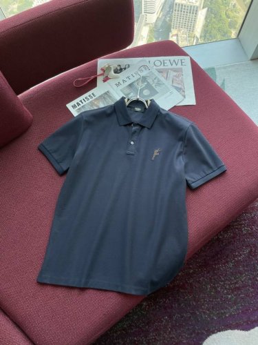 f家 Fer**Gamo2025 夏季新款男士翻领Polo衫，解锁意式优雅。领口设计是整件短袖的点睛之笔，简约线条勾勒出利落造型，标志性品牌Logo以精致的刺绣
