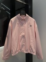 Miu2025爆款现货 原版定制 新品翻领刺绣外套 舒适好穿 挺阔有型 胸前采用撞色字母 形成颜色碰撞 增添休闲时尚感 视觉效果更显丰富 搭配同系列超级好看 超