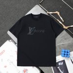 顶级复刻 高端定制 Louis Vuitton 路易威登 新款渐变字母圆领短袖T恤 颜色: 黑色 购入原版开模打造，全套定制辅料，细节决定成败。 Louis V