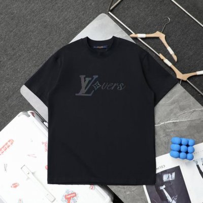 顶级复刻 高端定制 Louis Vuitton 路易威登 新款渐变字母圆领短袖T恤 颜色: 黑色 购入原版开模打造，全套定制辅料，细节决定成败。 Louis V