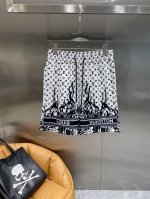 驴家 Lv短裤 经典的黑白配色，Monogram图案搭配独特的火焰印花，个性又前卫，时尚感爆棚 松紧腰头加上抽绳设计，穿着舒适自在还能自由调节。面料质感很棒，M
