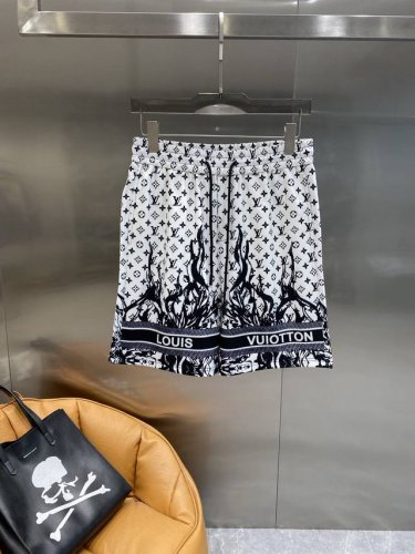驴家 Lv短裤 经典的黑白配色，Monogram图案搭配独特的火焰印花，个性又前卫，时尚感爆棚 松紧腰头加上抽绳设计，穿着舒适自在还能自由调节。面料质感很棒，M