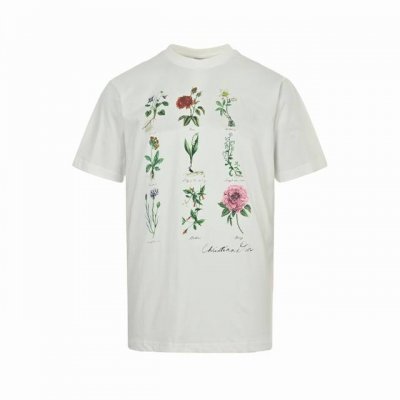 dior 迪奥 24Ss 植物标本印花短袖 这款 T 恤饰以精致的花朵印花，致敬植物之美。采用白色棉质平纹针织面料精心制作，胸前饰以绘画风格 Christian
