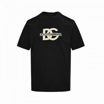Dolce&Gabbana 杜嘉班纳 Logo字母压胶条短袖 材质是高品质棉质，亲肤又透气，贴身穿超级舒服，完全没有那种闷热感。夏天不管是日常出街还是运动，都能