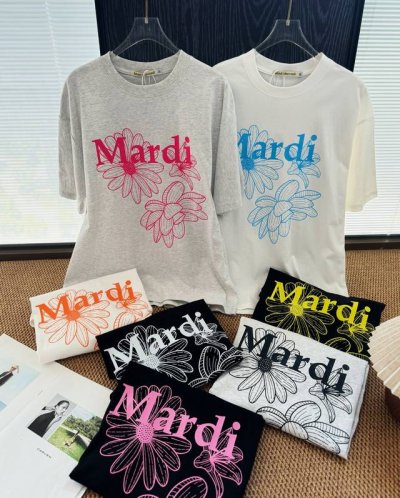 品名：Mard* 新款三花小雏菊短袖T恤 尺码：S.M.L 颜色：白色蓝字 白色橘字 灰色粉字 灰色黑字 黑色黄字 黑色粉字 黑色白字 Mardi新款三花好好看