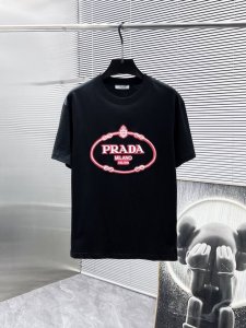 普拉达 Prada 2025Ss新款 半袖 体恤 短袖 圆领T恤，高端版本！专柜定制面料 透气舒适度高，细节无可挑剔，品牌元素设计理念，体现高品质。手感细腻柔软